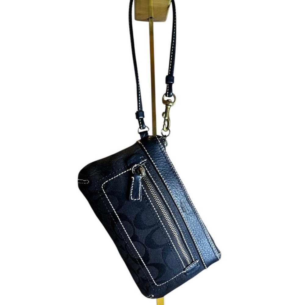 Coach Black Signature C Canvas Wristlet – Gold Hardware – Like New – Classic Ess